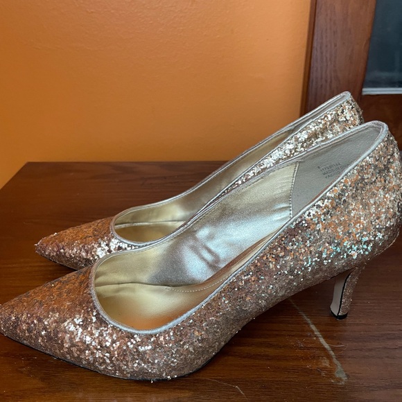 Gold Sparkle Kitten Heels with Timeless Design - Picture 7 of 10